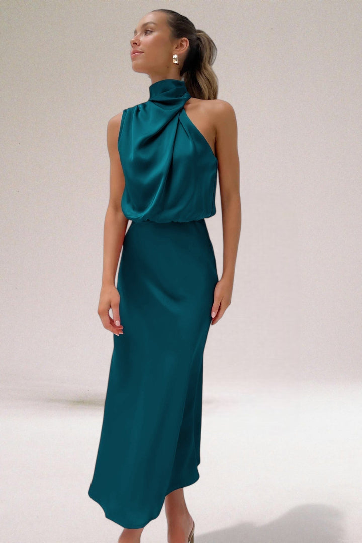 Élodie - Glamorous satin dress with halter neck.